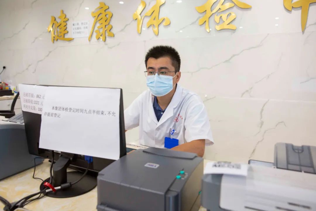 守衛家園的“最帥逆行者”！——記東方總院體檢中心、成人預防接種門診行政主任楊明